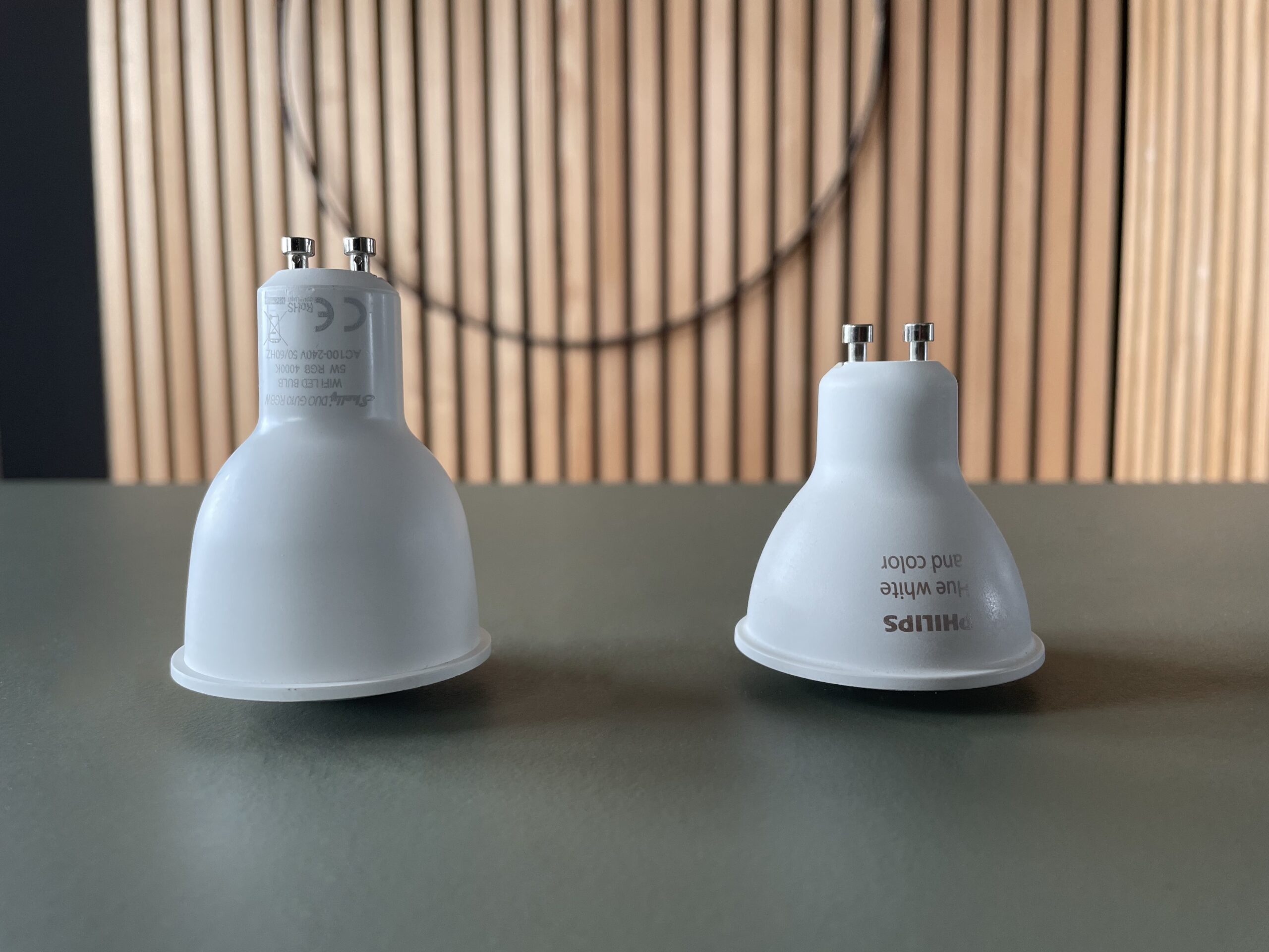 Produktvergleich GU10 Lampen: Philips Hue White & Color Ambience vs. Shelly Duo RGBW