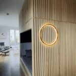 Smartes DIY Ringlicht mit App Steuerung Selbstgebautes smartes Ringlicht, eingeschaltet an einer Holzlamellenwand